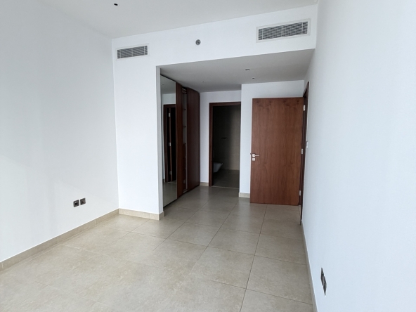 Interior view of vacant one-bedroom apartment in Marina Gate 1