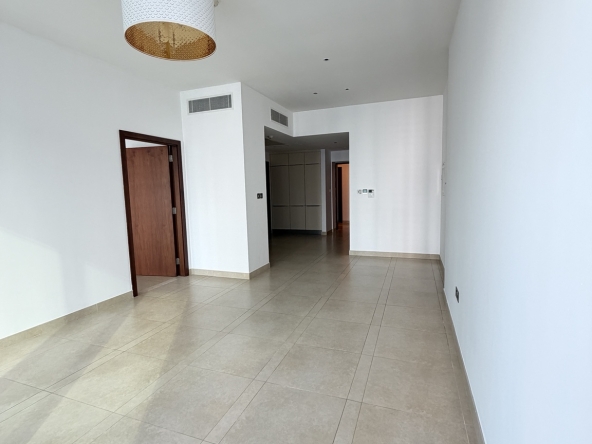 Spacious unfurnished living area in Marina Gate 1 one-bedroom apartment