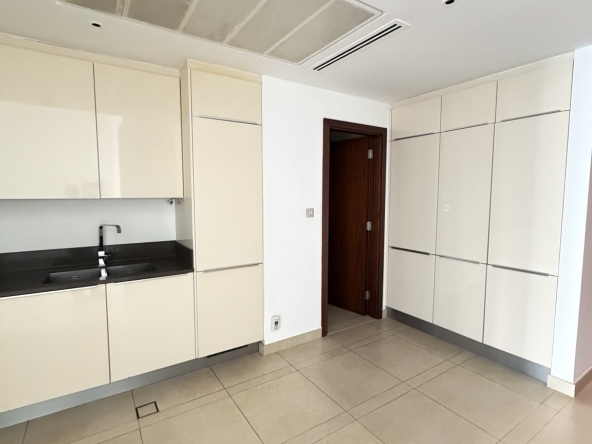 Equipped kitchen in one-bedroom Marina Gate 1 rental apartment